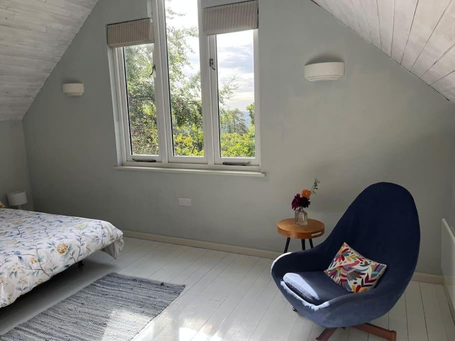 Bright, Airy Annex In Village With Stunning Views Страуд