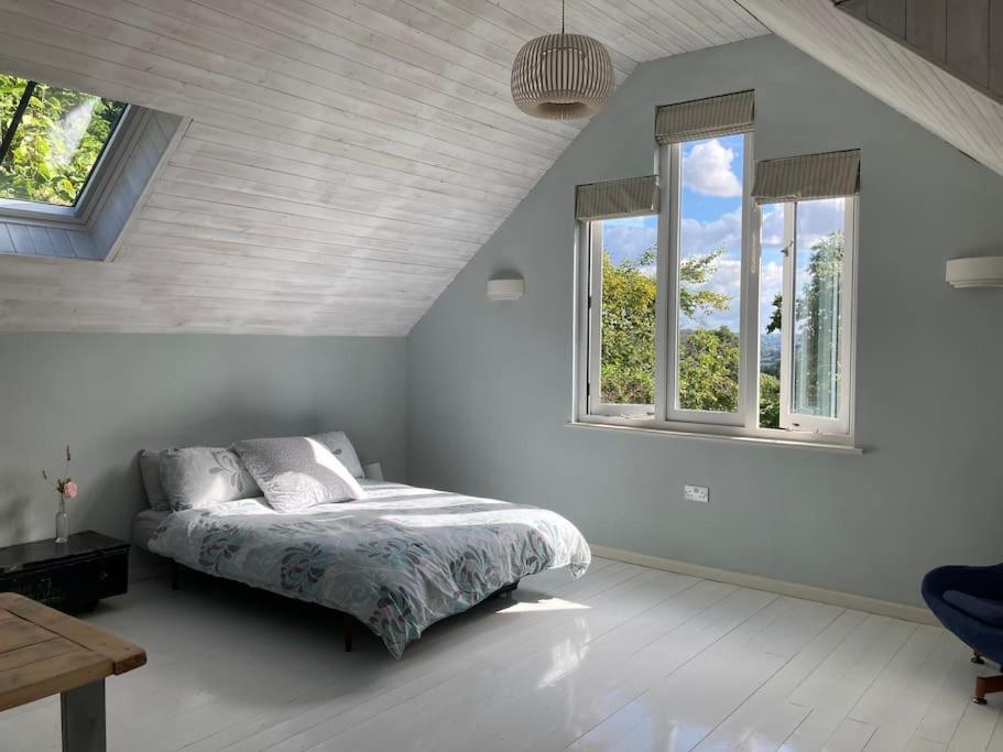 Апартаменты Bright, Airy Annex In Village With Stunning Views *