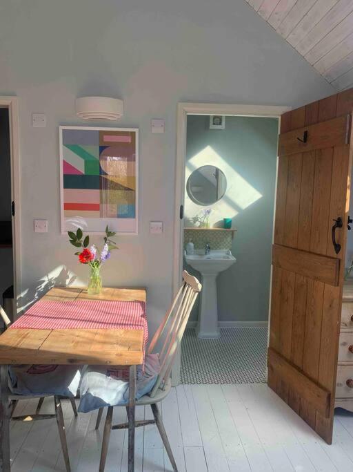 Apartment Bright, Airy Annex In Village With Stunning Views *